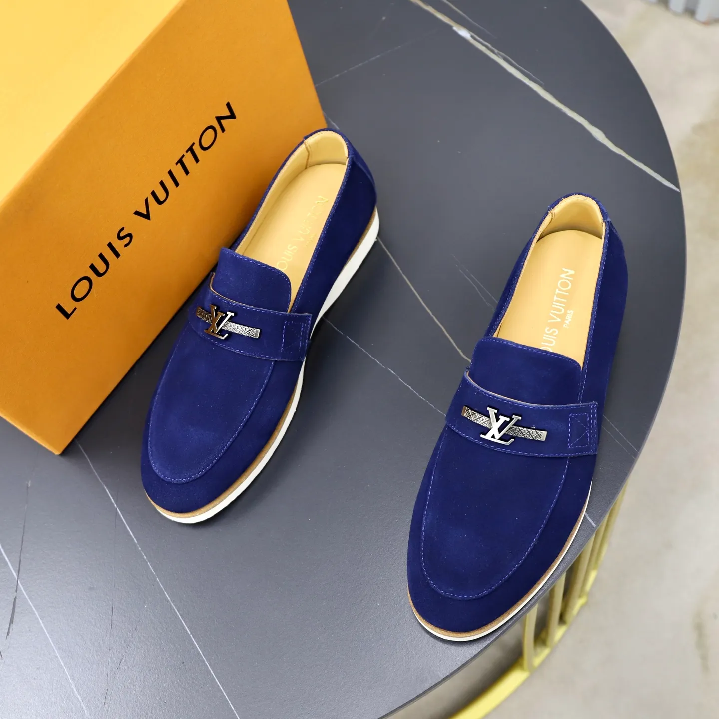 Ex-factory price: 442💰🙅‍♂️🙅‍♂️🙅‍♂️ Brand: LV Louis Vuitton Standard code: 38-44 (45 customized) Grade: Same as the official website Material: Original cow suede material stitching Comfortable and breathable cowhide lining Lightweight wear-resistant foam outsole Style category: Men's fashionable casual shoes Running sports shoes Distinguished luxury brand elements Top luxury color: actual picture color